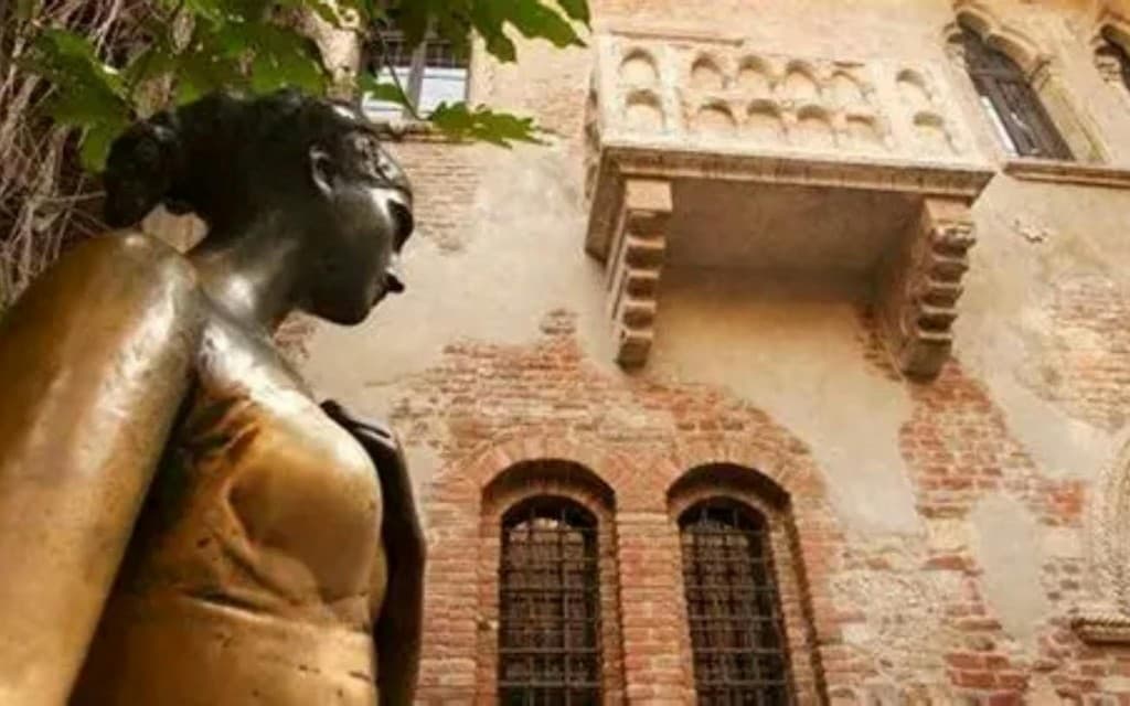Verona: Juliet Balcony Experience Visit with Museum and Audio Guide (JULIET BALCONY VISIT WITH MUSEUM AND AUDIOGUIDE)