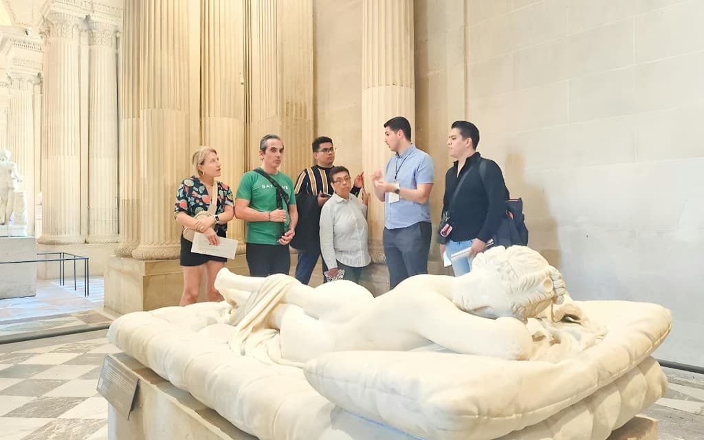 Louvre Museum Skip the Line Small Group Guided Tour (Semi-Private Guided Tour)