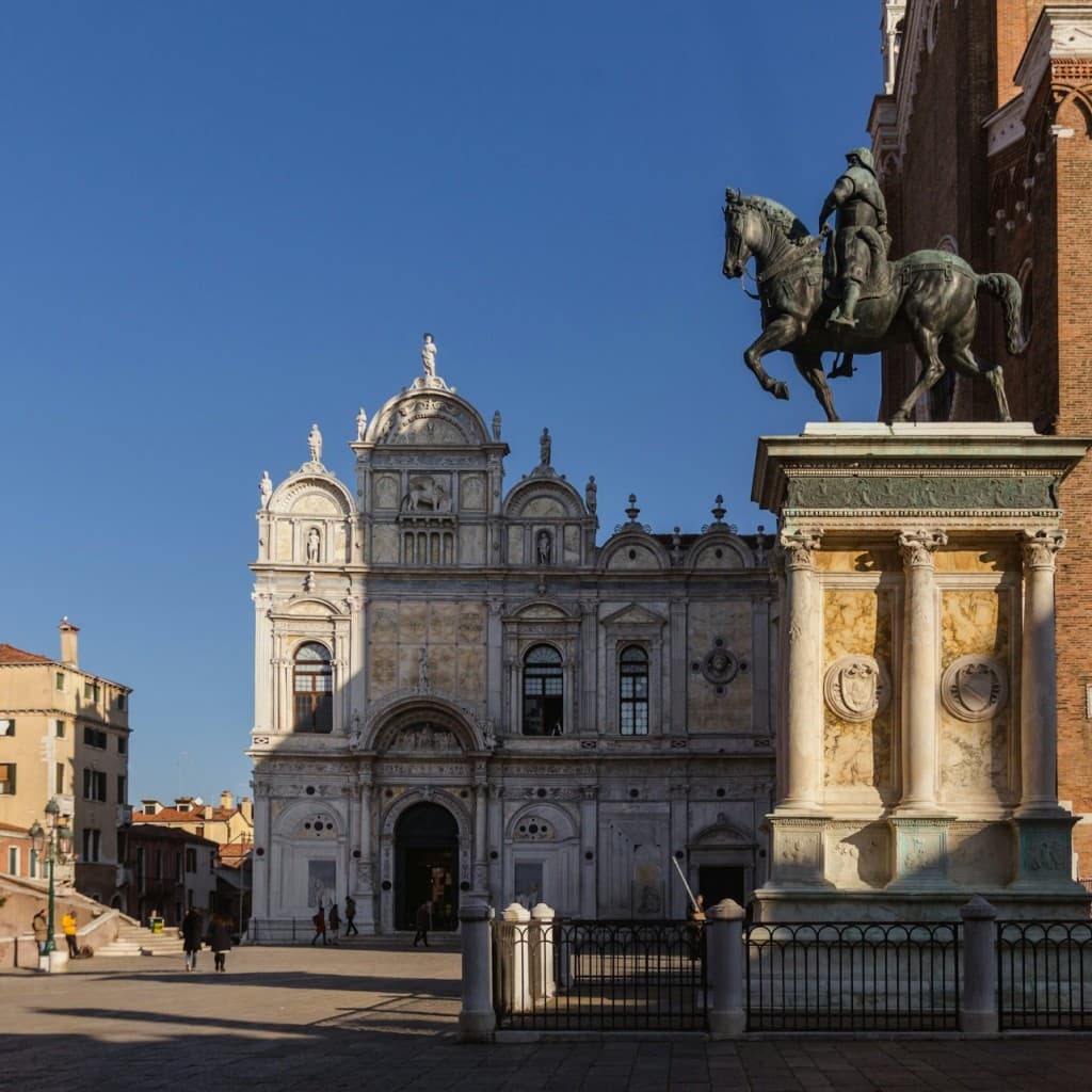 Hidden Venice: The Unusual Walking Tour & Gondola Ride