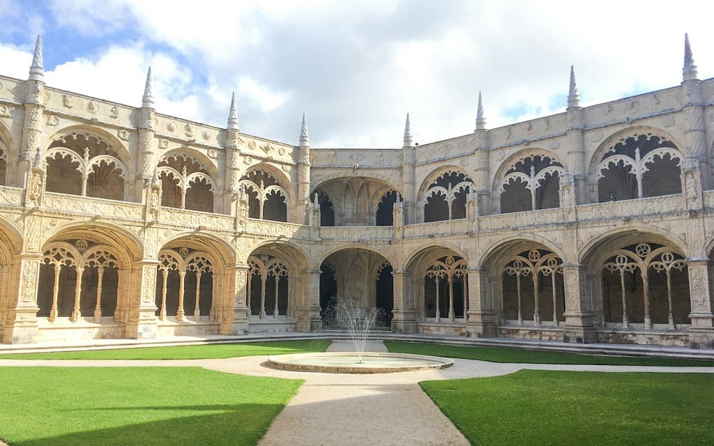 Jerónimos Monastery Skip-the-Line Guided Tour (Skip-the-Line Spanish Guided Tour + Belém Walking Tour + Tasting)