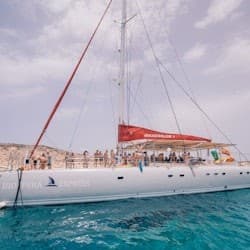 La Graciosa: Catamaran Tour + Lunch + Roundtrip Ferry from Lanzarote