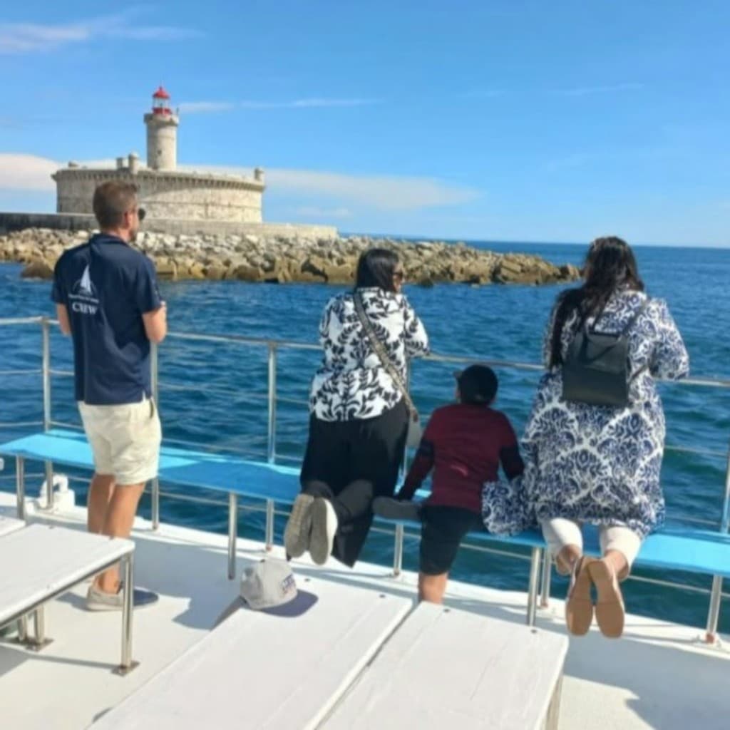 Lisbon: Sightseeing Boat Cruise + Snacks & Drinks + Music
