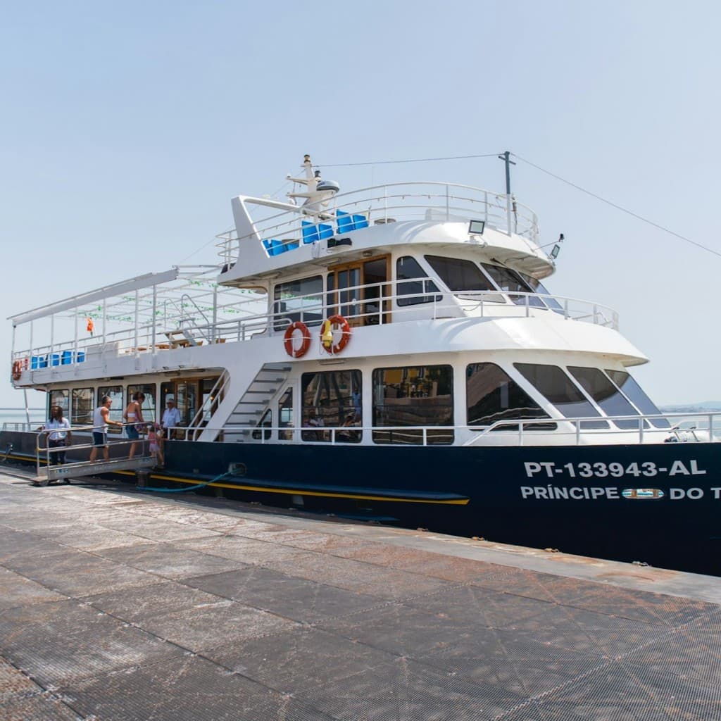 Lisbon: Tagus River Dinner Cruise + Fado Show