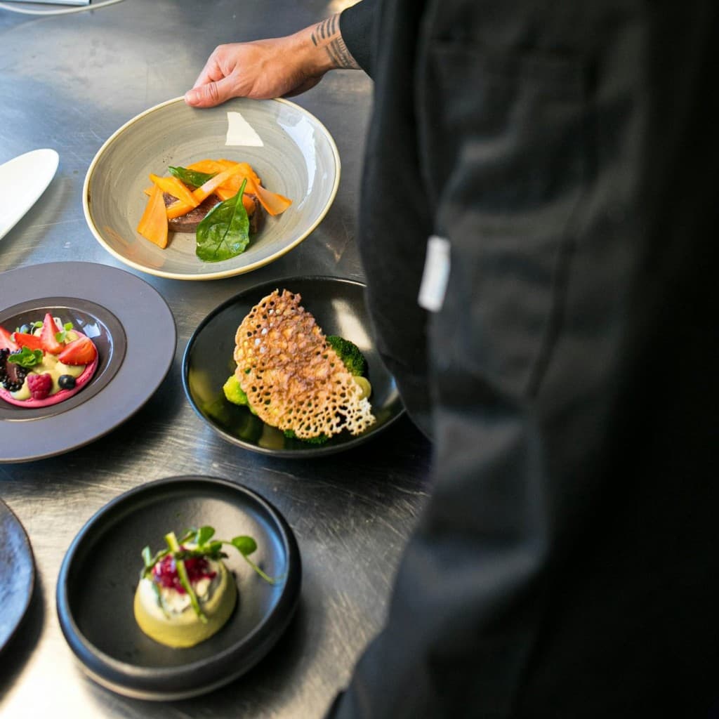 London: 4-Course Lunch on a Panaromic Bus Tour by Bustronome - With Alcohol