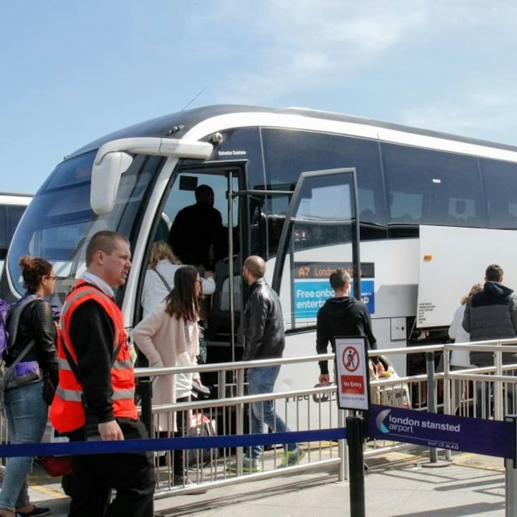 London: Bus Transfer To/From Gatwick Airport to London Victoria