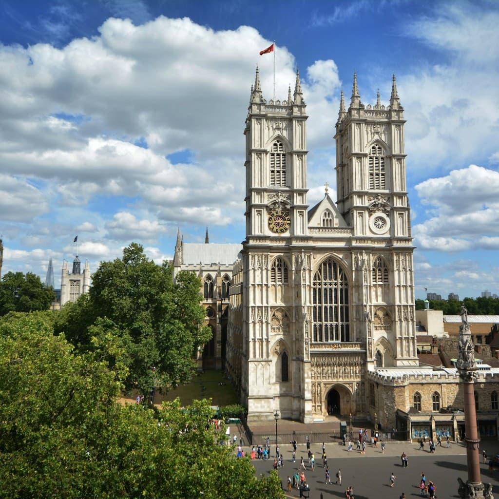 London: Guided Tour + Afternoon Tea at The Rubens at The Palace