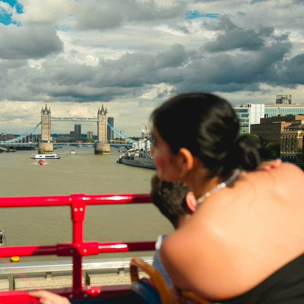 London: Roundtrip Uber Boat & 1-Day Hop-on Hop-off Bus Pass