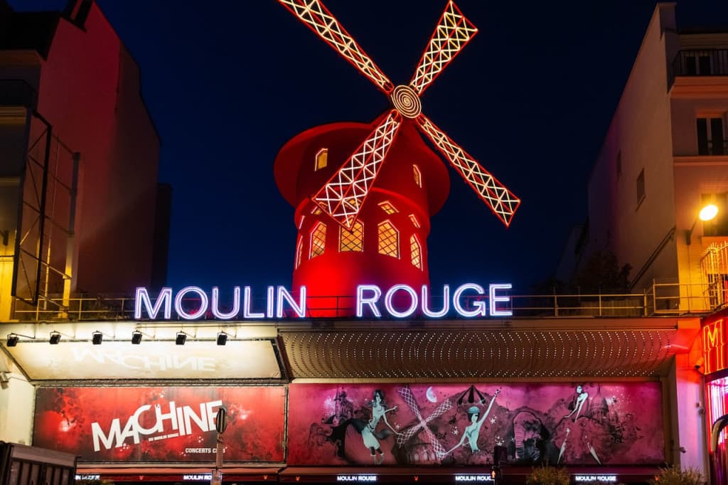 Moulin Rouge Cabaret Show with Drop-off Service and Seine River Cruise (Moulin Rouge Show with Drop-off Service and Half a Bottle of Champagne + Seine River Cruise)