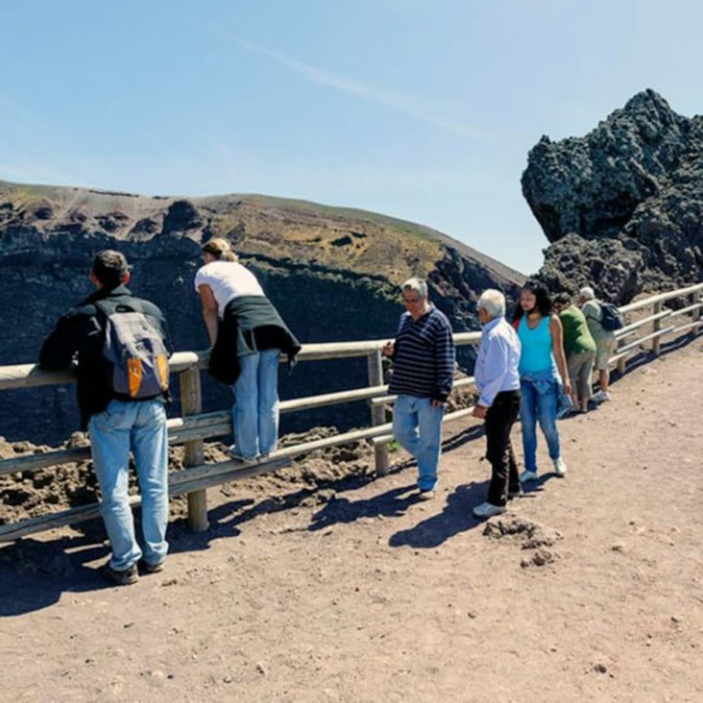Mount Vesuvius: Fast Track Ticket + Roundtrip Transport from Pompeii
