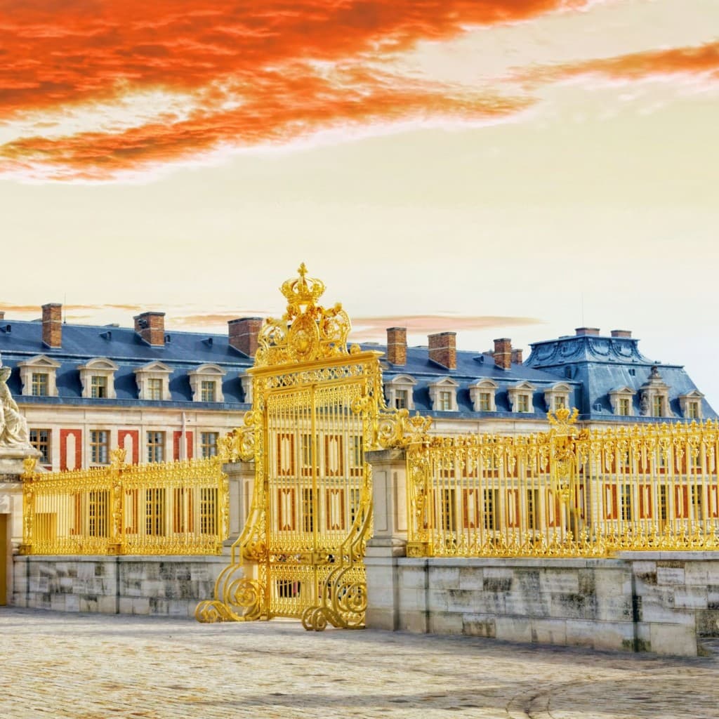 Palace of Versailles & Gardens: Trianon Estate + Guided Tour - French Tour
