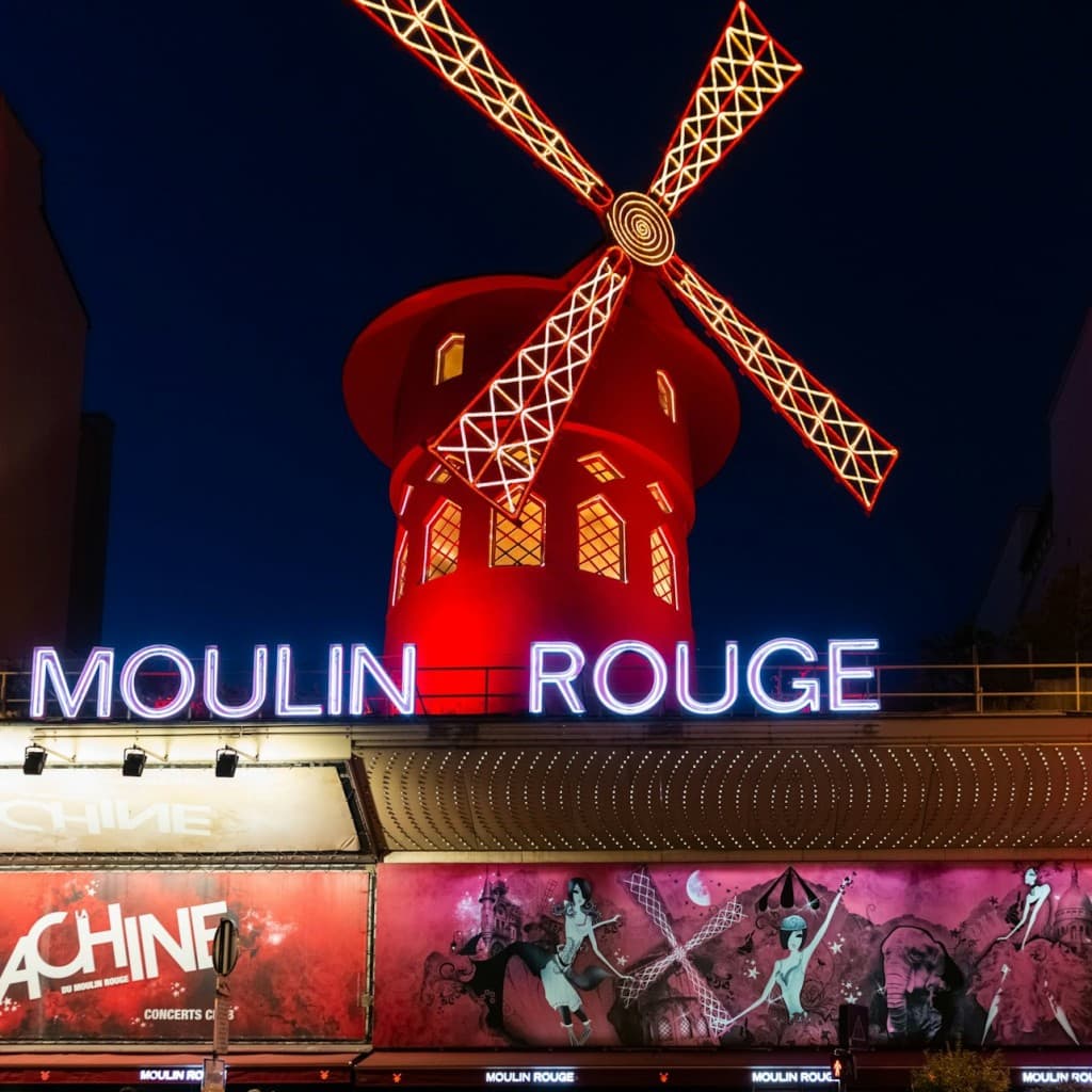 Paris: City Night Bus Tour + Moulin Rouge Show - With 1/2 Bottle of Champagne
