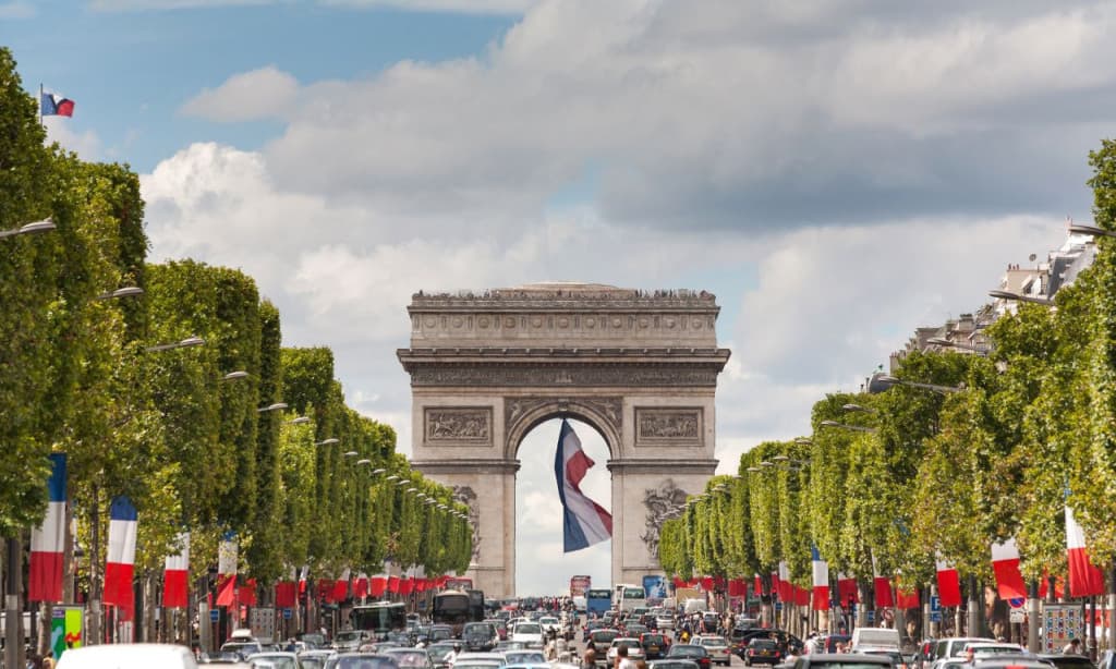 Paris Open-Top Bus Tour, Seine River Cruise, and Eiffel Tower Dining Experience (Paris Open-Top Bus Tour + Seine River Cruise + Eiffel Tower Lunch at Madame Brasserie)