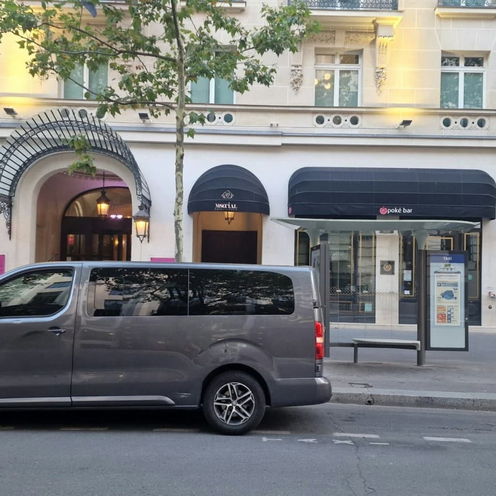 Paris: Private Shuttle Transfer from CDG Airport to Hotel