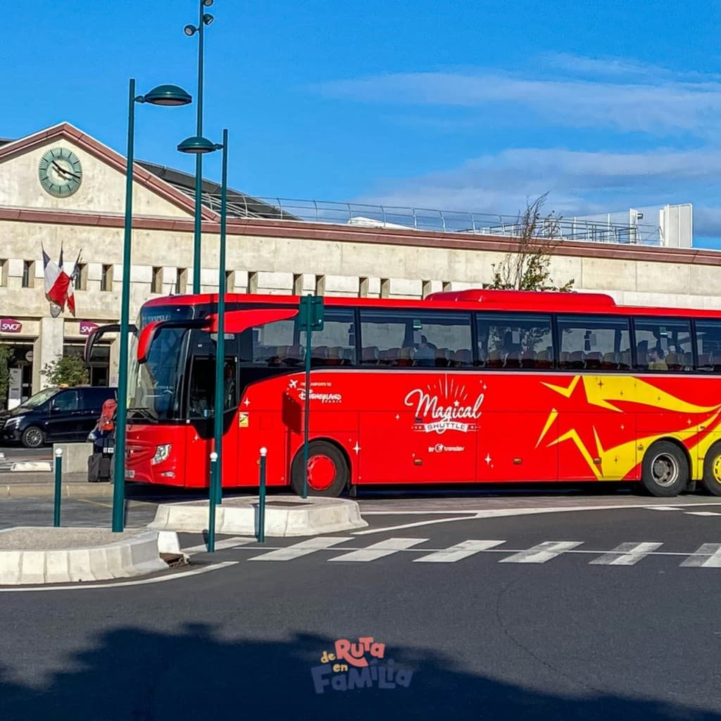 Paris: Roundtrip Bus Transfer from Charles de Gaulle Airport to Disneyland