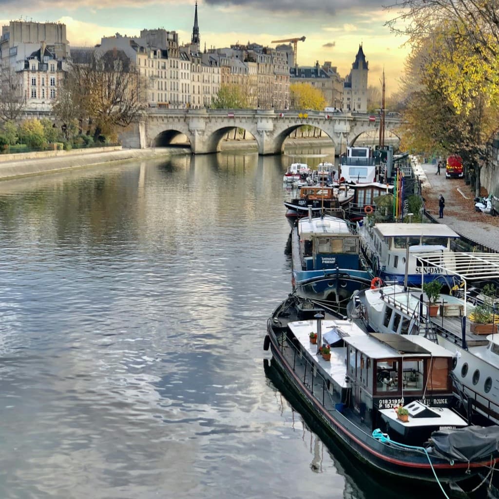 Paris: Semi-Private Walking Tour + Notre-Dame Cathedral Entry