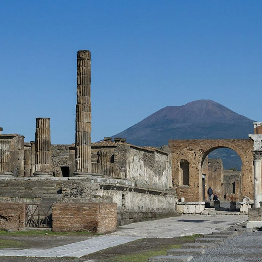 Pompeii & Vesuvius: Day Trip from Naples with Lunch