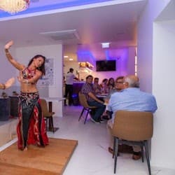 Portimão: Arabian Dance Show with Tapas and Wine