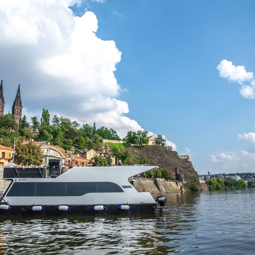 Prague: 3-Hr Private Boat Cruise with Unlimited Beer or Prosecco