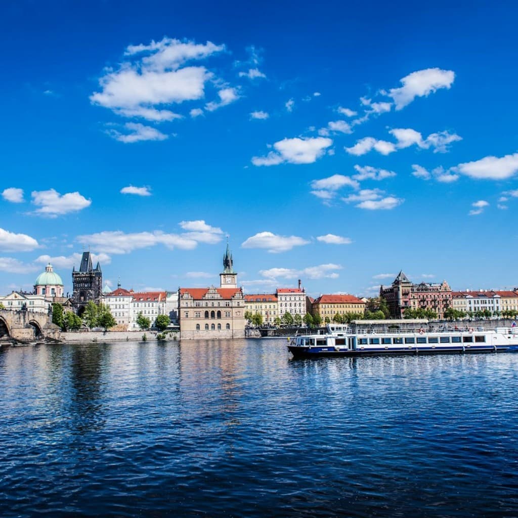 Prague: Buffet Lunch Cruise with Live Music + Audio Guide App