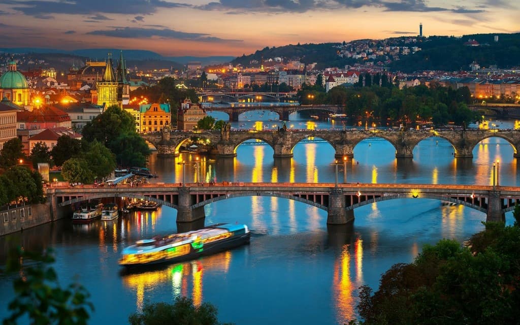 Prague Dinner Cruise with Live Music (Exclusive (Window) Seating)