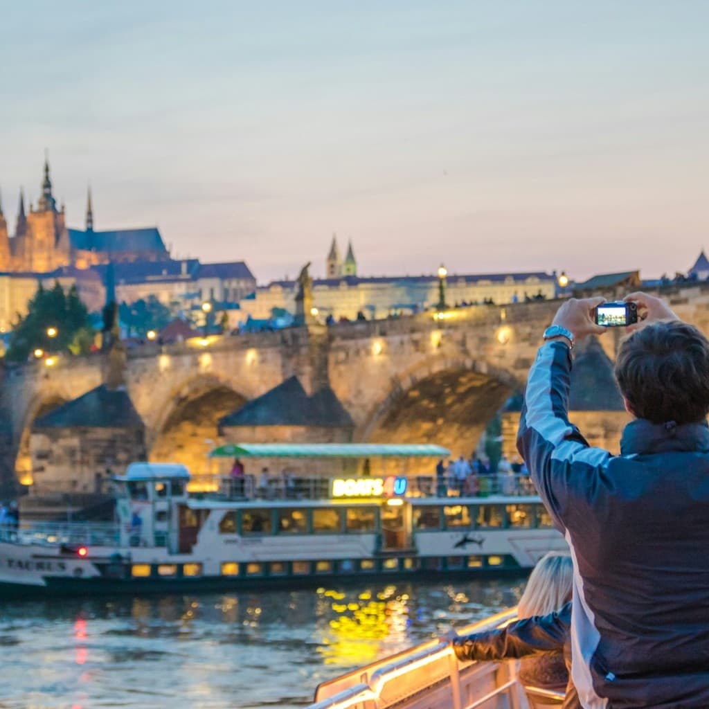 Prague: Sightseeing Boat Cruise with Buffet Dinner