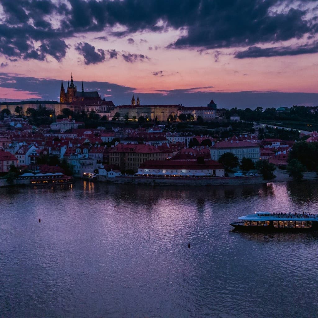 Prague: Sightseeing Dinner Cruise on Open-Top Glass Boat