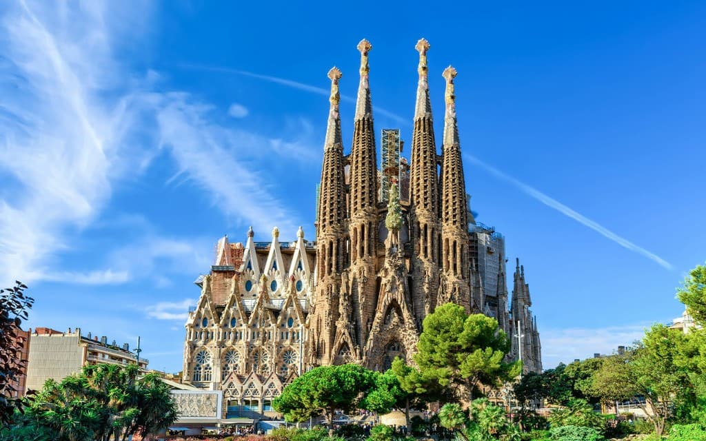 Sagrada Familia Fast-Track Guided Tour (English Guided Tour + Tower Access)