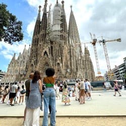 Sagrada Familia: Fast Track Ticket + Private Guided Tour