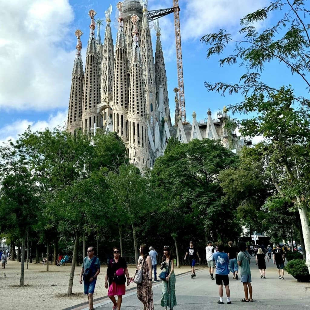 Sagrada Familia: Skip The Line Ticket + Guided Tour in Chinese