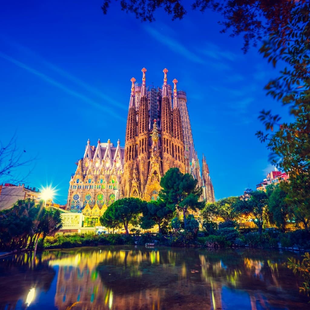 Sagrada Familia: Skip The Line Ticket + Small Group Guided Tour