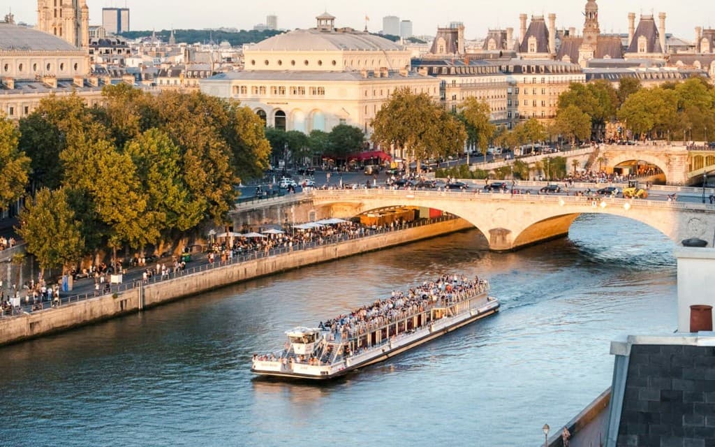Seine River 1-Hour Sightseeing Cruise from the Eiffel Tower (Morning Seine Cruise with French breakfast)