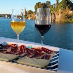 Seville: Boat Cruise with Drink and Appetizer