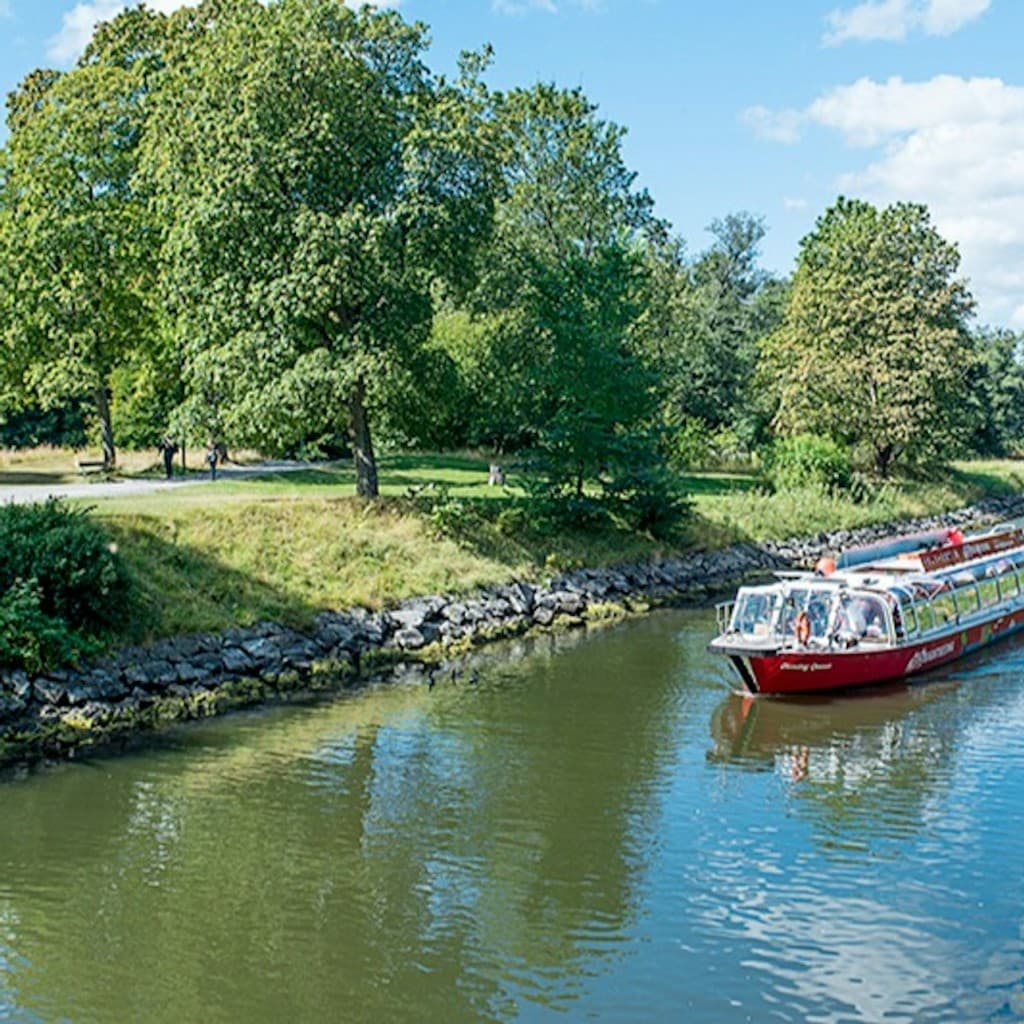 Stockholm: Royal Bridges & Canal Boat Tour with Audio Guide