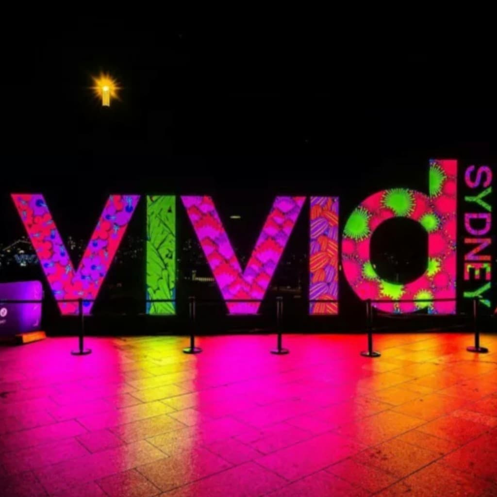 Sydney: Vivid Sydney Captain Cook Gold or Gold Penfolds Dinner Cruise
