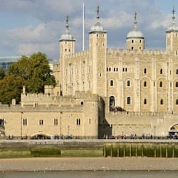 Tower of London: Early Guided Tour + Crown Jewels & Opening Ceremony