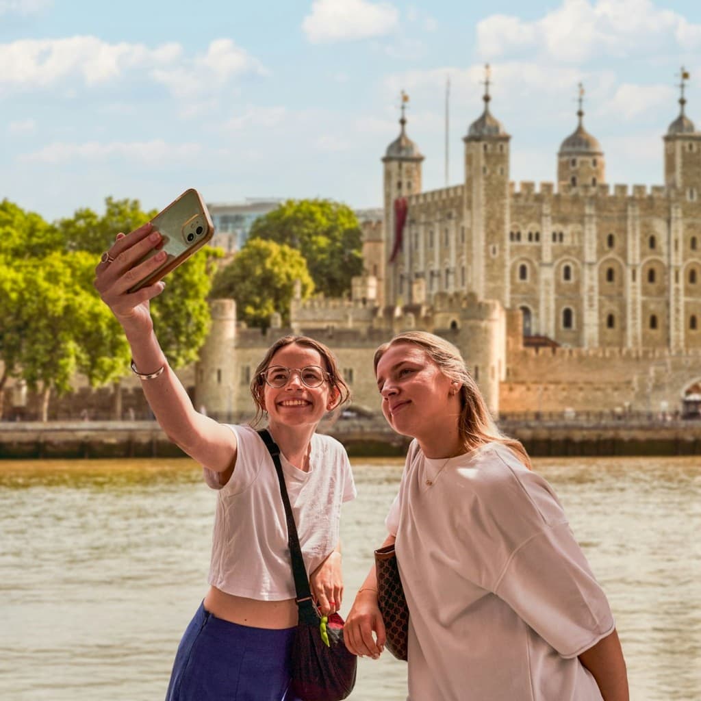Tower of London: Guided Tour + Thames River Cruise + Crown Jewels Access