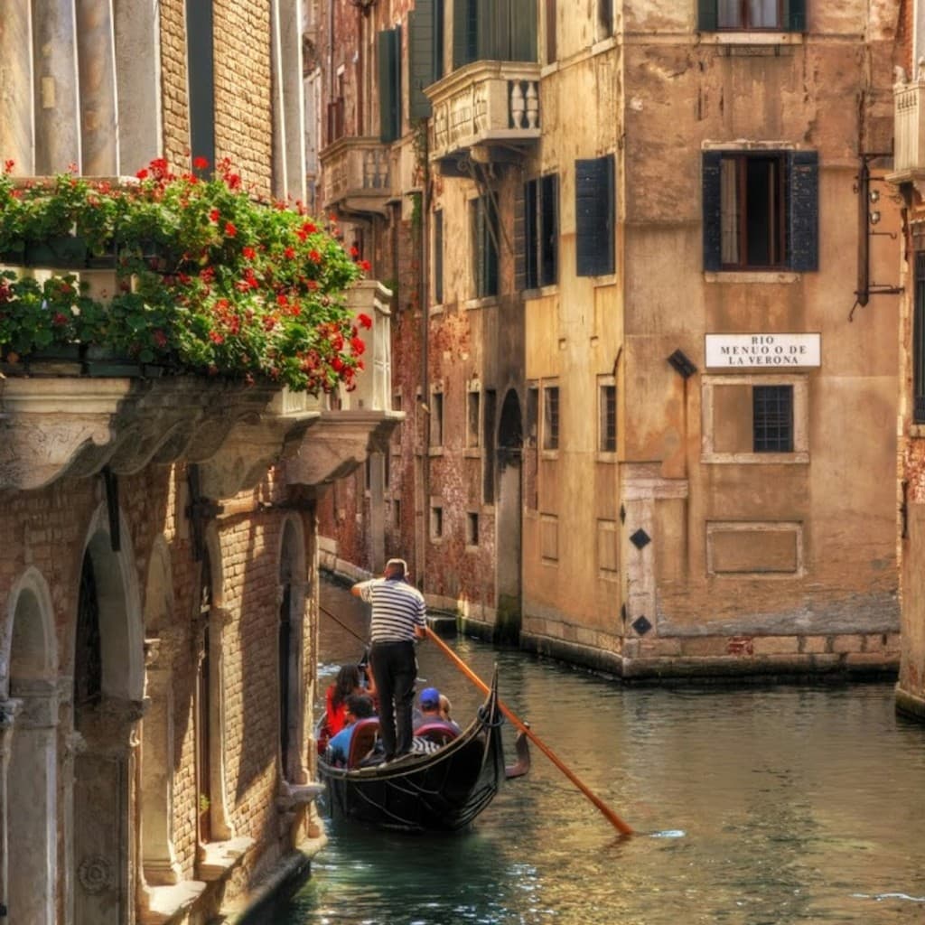 Venice: Gondola Ride with Live Commentary - Gondola